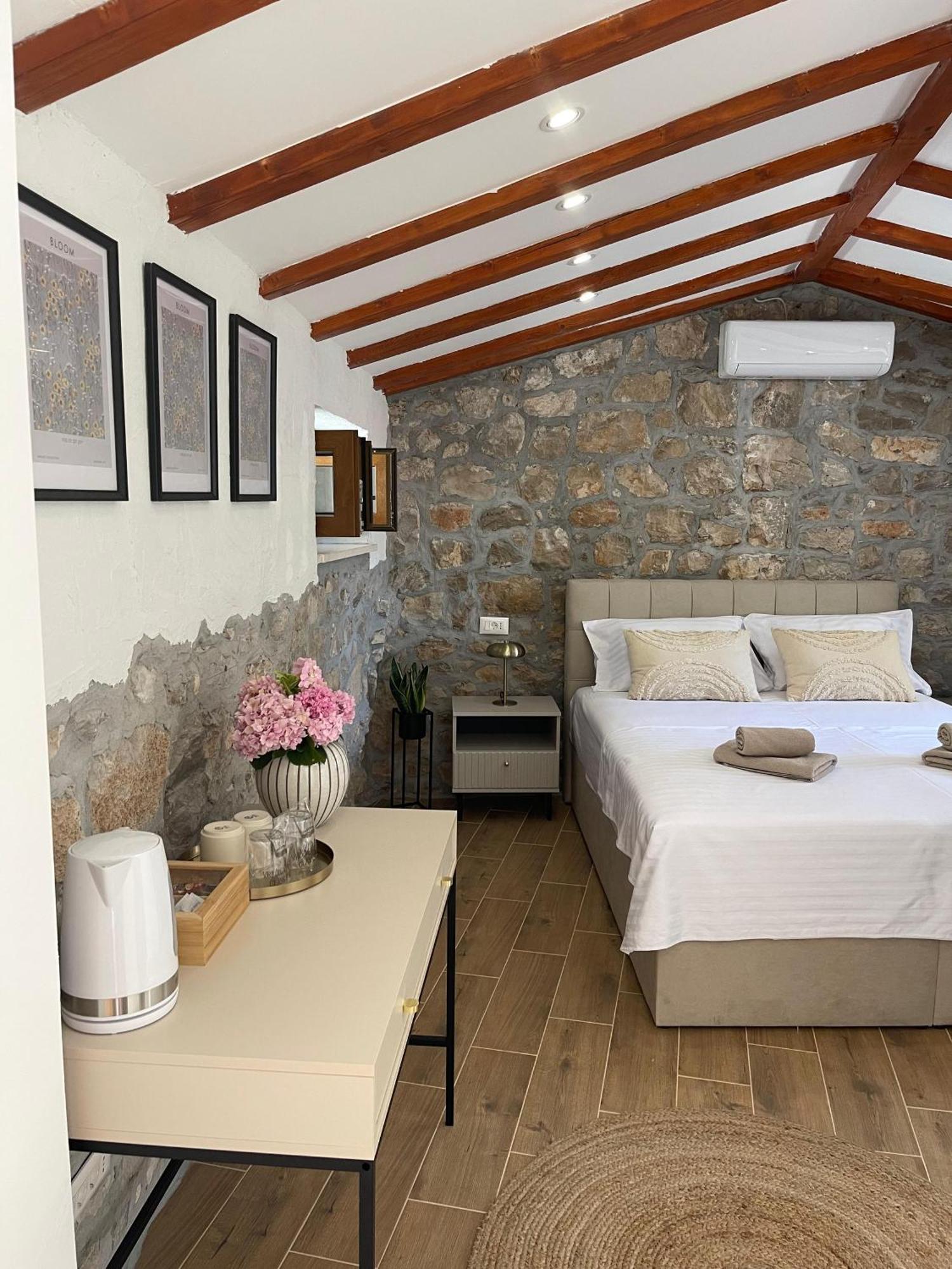 Monte Cristo Wines & Rooms Kuna Peljeska Bagian luar foto